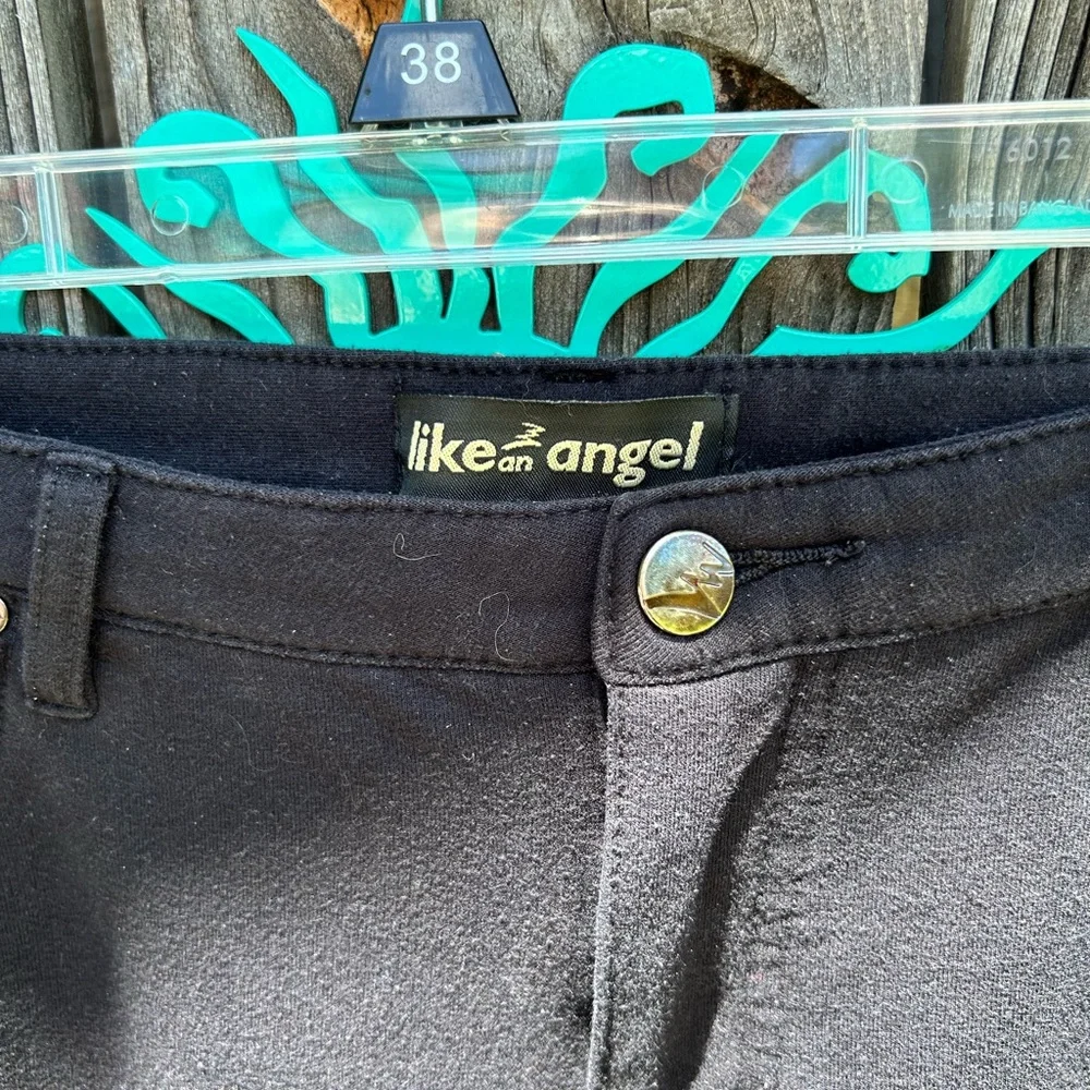 Like an Angel Elegant Black Capris - Picture 2 of 9